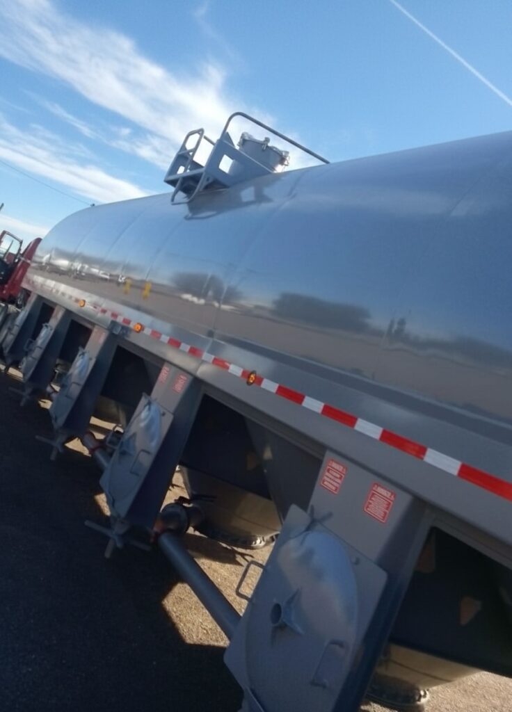 2027 PIG SILO GUPPY 11