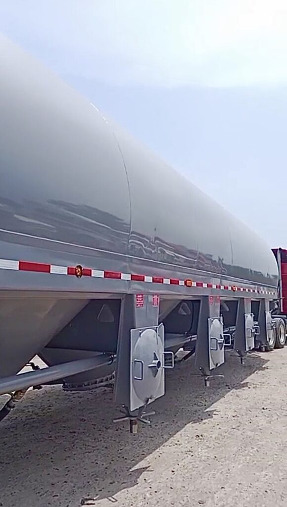 2027 PIG SILO GUPPY 17